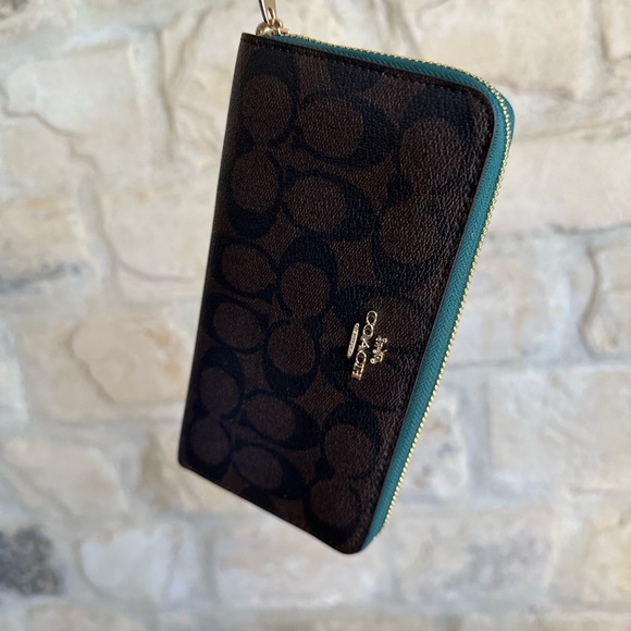 Coach - Picture 15 of 16